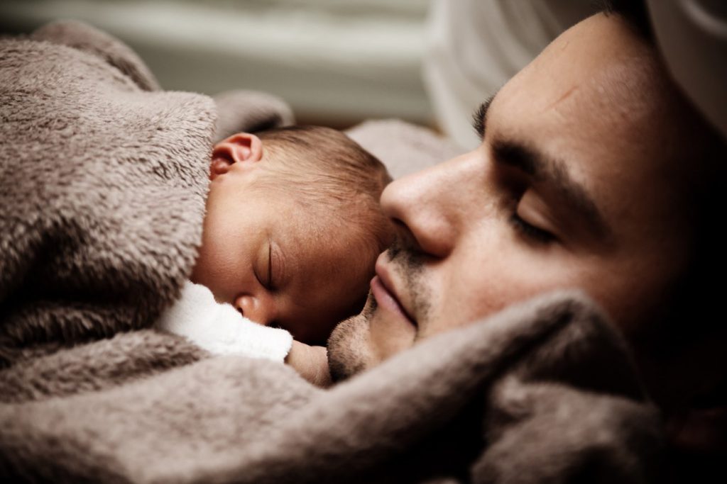Babys, junge Eltern und der Schlaf