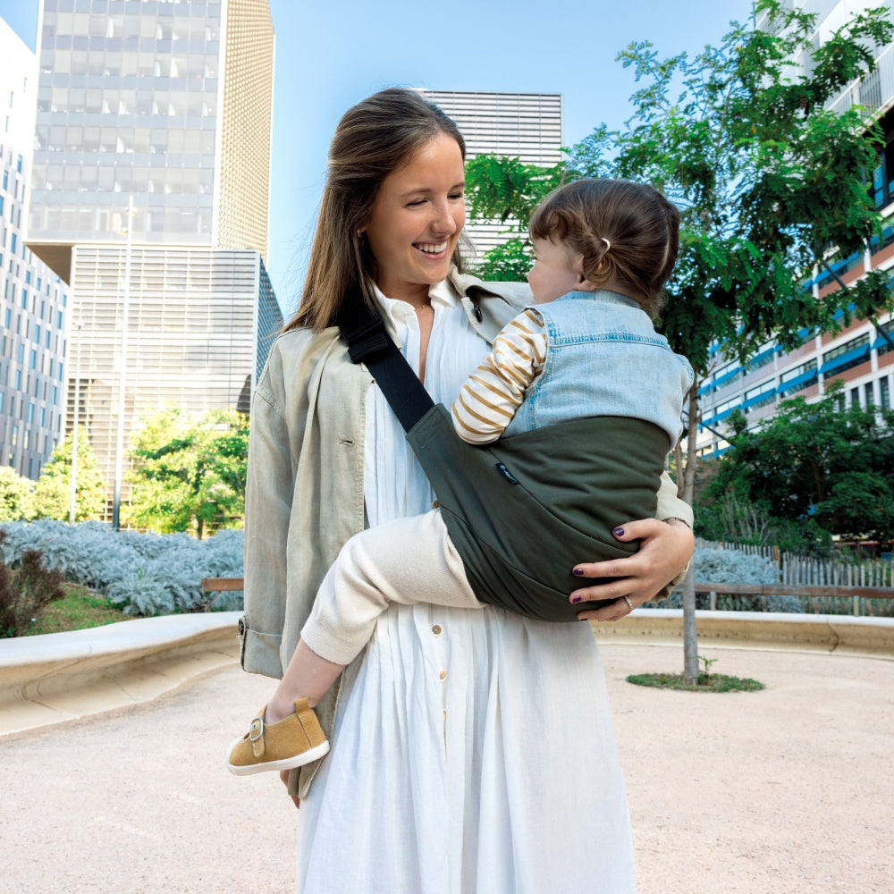 Ergonomische Jané Catch Hüfttrage in Grün in der Stadt Mutter mit ihrer Tochter